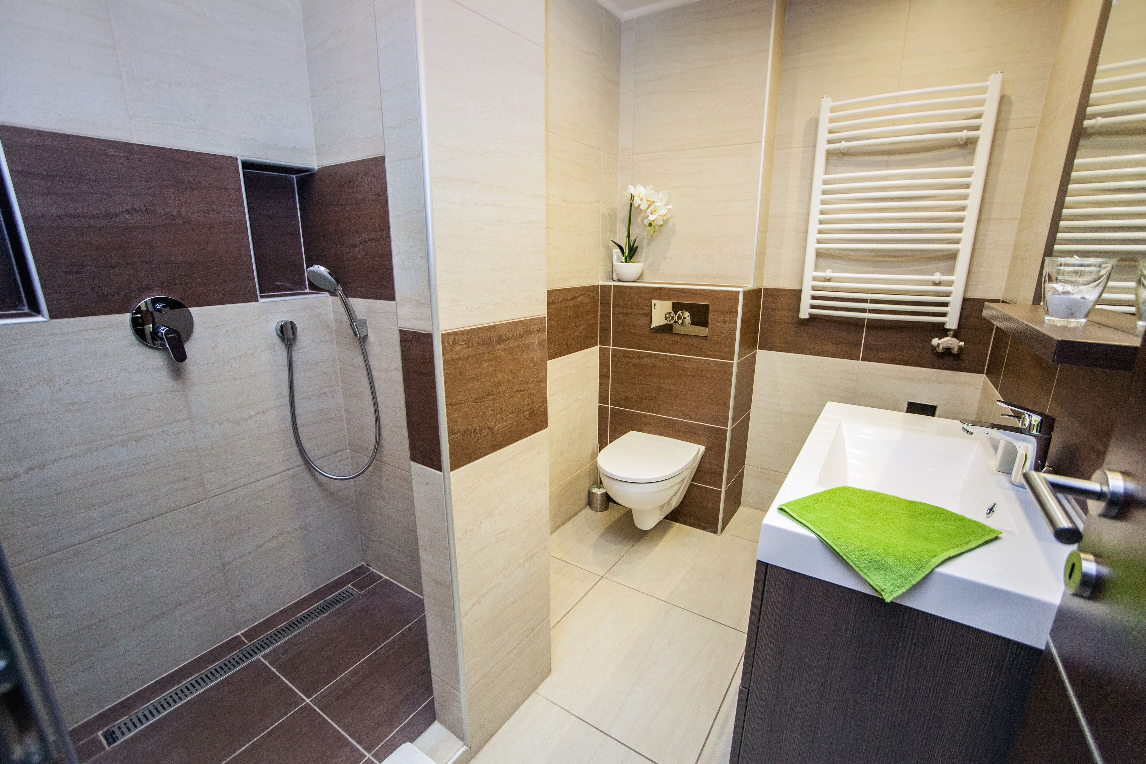 Une salle de bain moderne équipée d’une douche, de toilettes et d’un lavabo.
