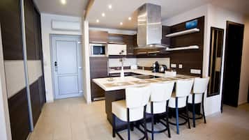 Apartamento, 1 quarto, sacada | Cozinha privada | Geladeira, micro-ondas, cooktop, cafeteira/chaleira