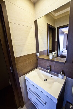 Studio | Bathroom