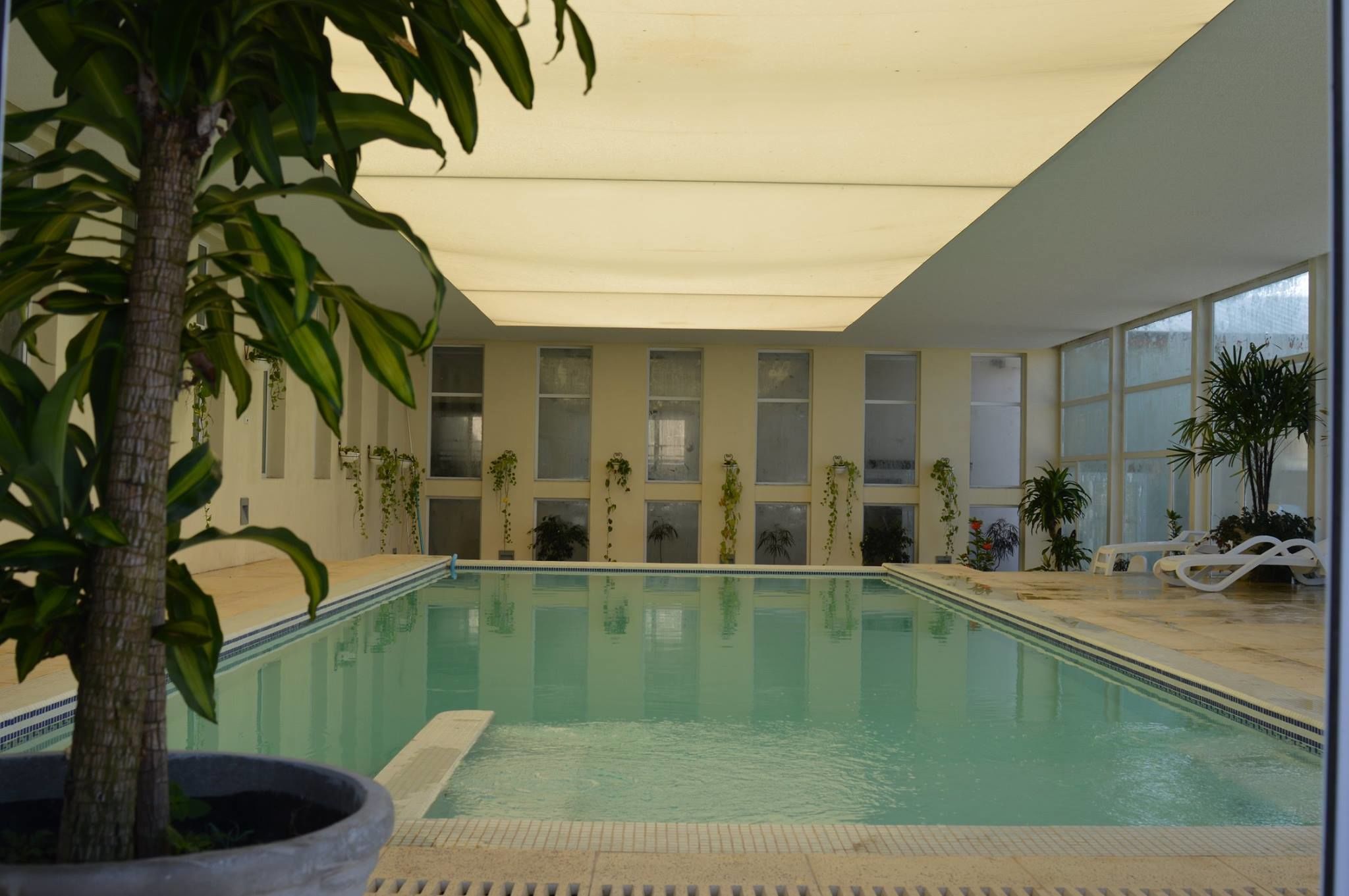Kolam renang indoor
