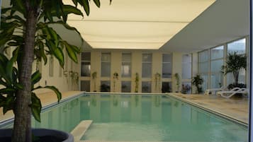Kolam renang indoor
