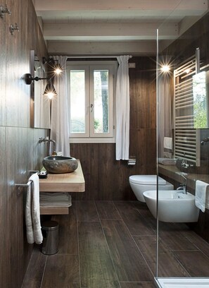 Habitación doble | Baño | Regadera, amenidades de baño gratuitas, secadora de cabello, batas 