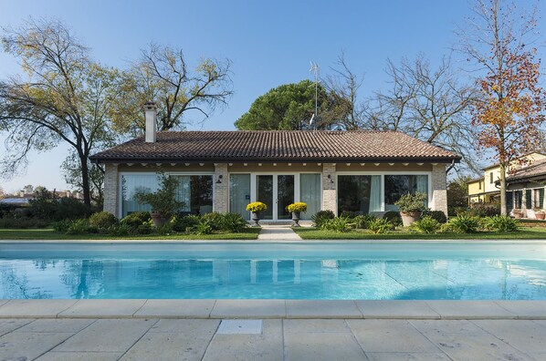 Seasonal outdoor pool, pool loungers