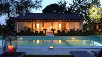 Fachada da propriedade à noite