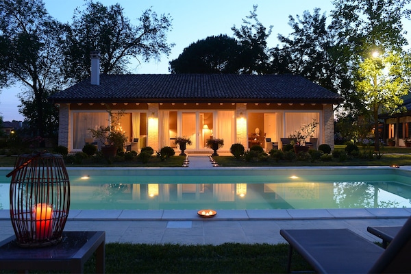 Fassade der Unterkunft – Abend/Nacht