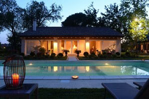 Façade de l’hébergement  – soirée/nuit