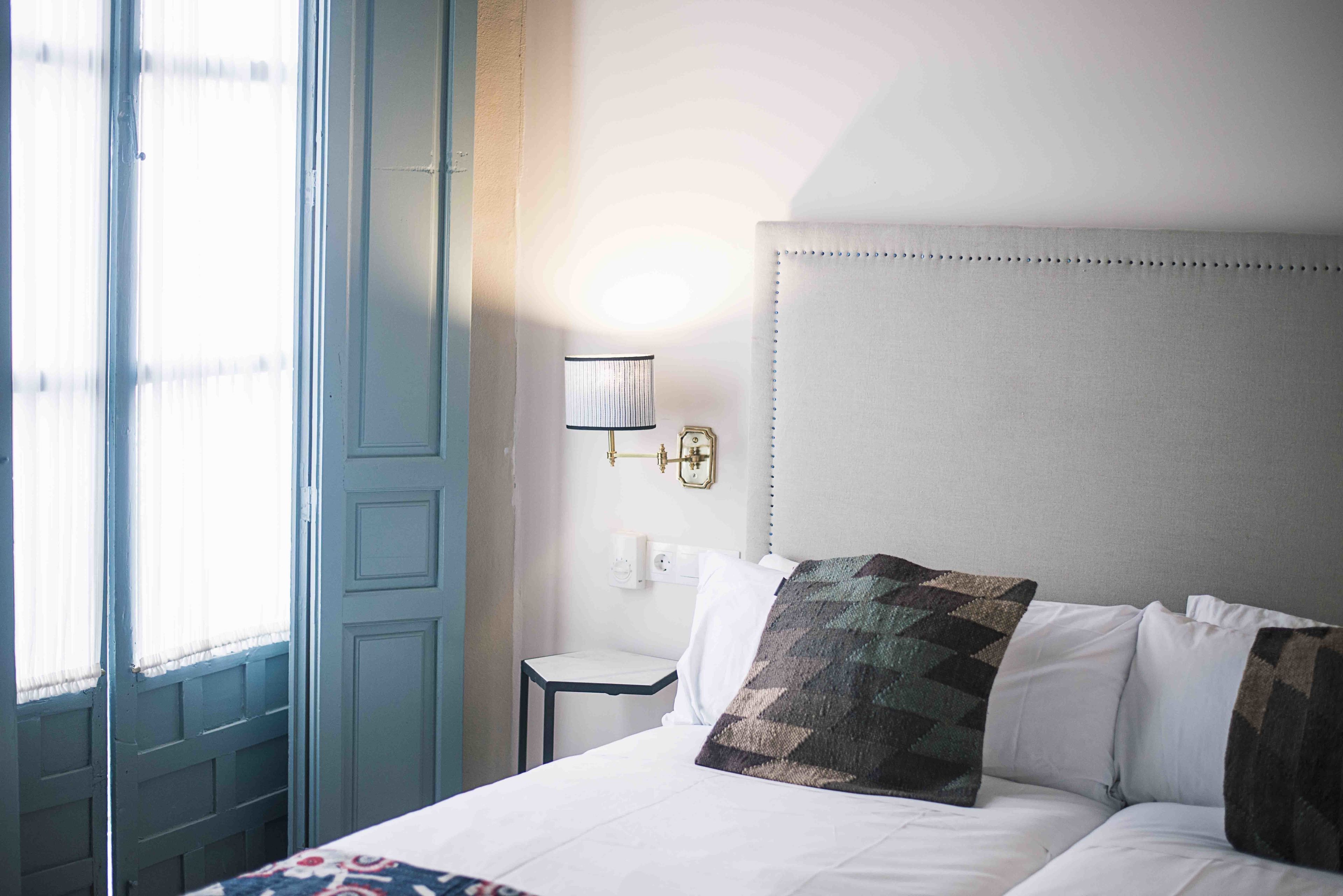 Habitación Deluxe doble, balcón | Cortinas opacas, tabla de planchar con plancha, wifi gratis