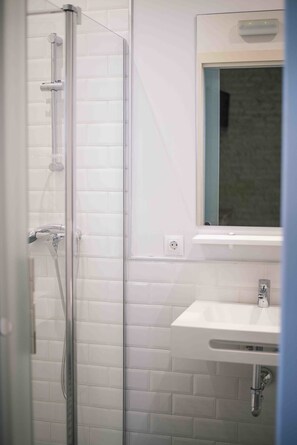 Standard-Doppelzimmer | Badezimmer | Dusche, kostenlose Toilettenartikel, Haartrockner, Handtücher
