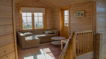 Familien-Ferienhütte, 3 Schlafzimmer, Sauna, Bergblick | Wohnbereich | Flachbildfernseher