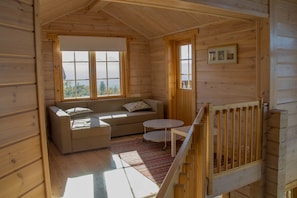 Familien-Ferienhütte, 3 Schlafzimmer, Sauna, Bergblick | Wohnbereich | Flachbildfernseher