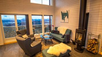 Familien-Ferienhütte, 3 Schlafzimmer, Kamin, Bergblick | Wohnzimmer