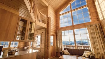 Nordlyshytte A/B: Family Cabin, 3 Bedrooms, Sauna, Mountain View | Living area | Flat-screen TV