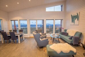 Einehytta: Family Cabin, 3 Bedrooms, Fireplace, Mountain View | Living area | Flat-screen TV - Målselv Mountain Village (Målselv)