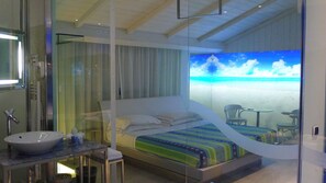 Suite estudio sénior, 1 cama de matrimonio grande, bañera de hidromasaje | Edredones de plumas, minibar, escritorio y sistema de insonorización