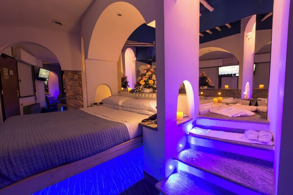 Junior Studio Suite, 1 King Bed, Hot Tub | Down comforters, minibar, desk, soundproofing