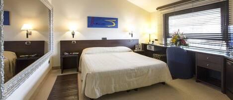 Edredons de pluma, frigobar, escrivaninha, quartos à prova de som