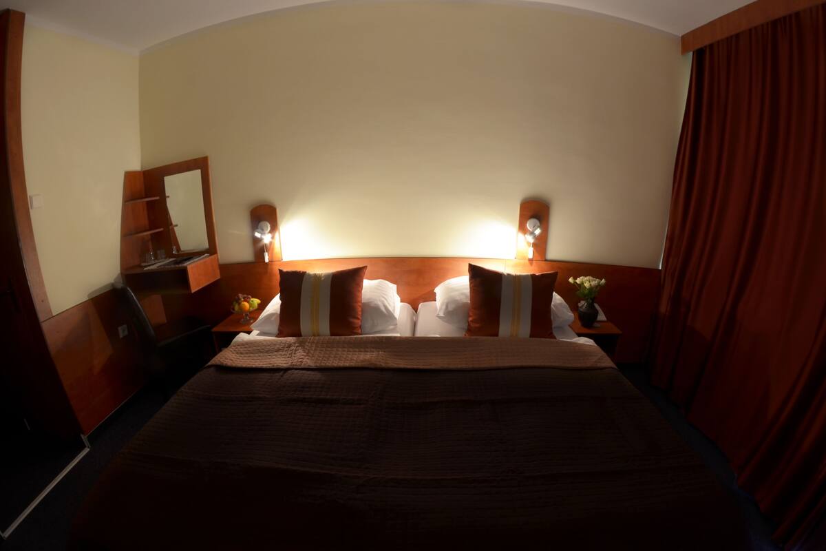 Habitación con 1 cama doble o 2 individuales, junto a la montaña | Caja fuerte, cunas (de pago), camas supletorias y wifi gratis