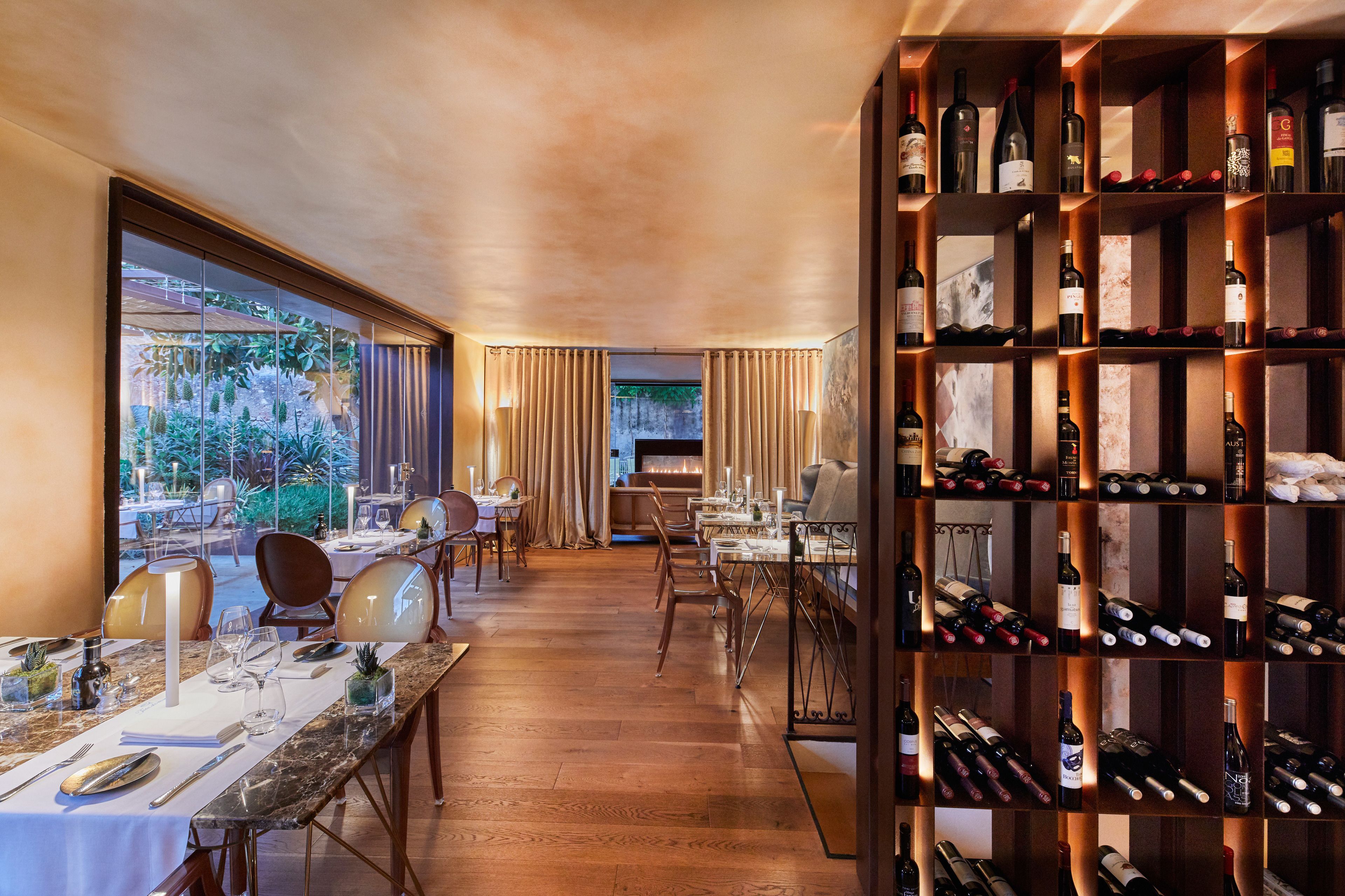 Breakfast, lunch and dinner served 