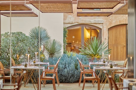 Frühstück, Mittagessen und Abendessen. Sa Creu Nova Petit Palais Art & Spa