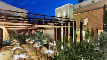 2 restaurantes, se sirven desayunos, comidas y cocina mediterránea