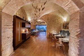 2 restaurants, spécialités Cuisine méditerranéenne