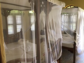 Caja de seguridad en la habitación, escritorio y ropa de cama