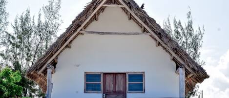 Coffres-forts dans les chambres, bureau, draps fournis