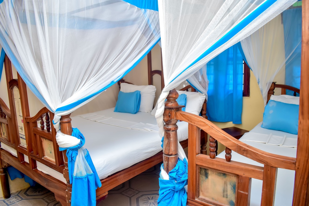 In-room safe, desk, bed sheets