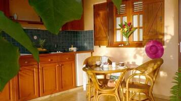 1-   Studio Standard | Cuisine privée | Réfrigérateur, micro-ondes
