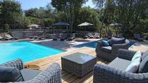 2 من حمّامات السباحة الخارجية، مظلات على حمّام السباحة، مقاعد للتشمس