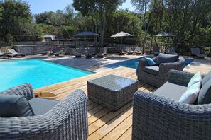 2 outdoor pools, open 8:00 AM to 8:00 PM, pool umbrellas, sun loungers - Résidence Sophia (Bonifacio)
