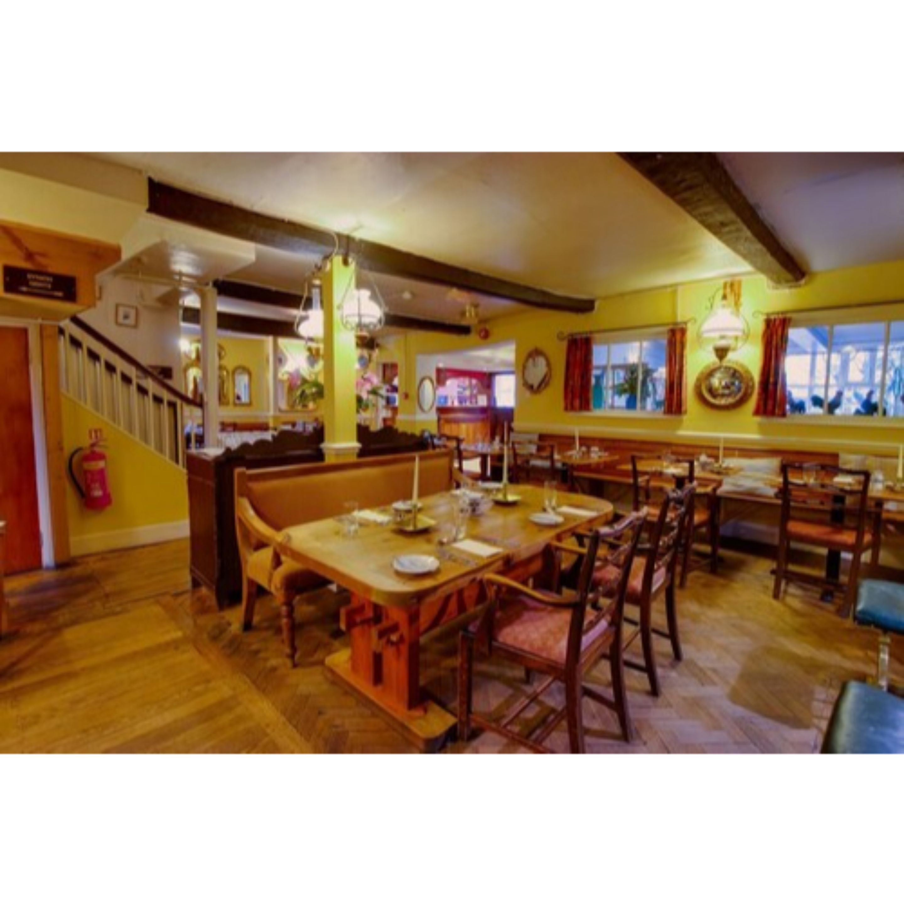 2 restaurants, lunch, dinner served; british cuisine