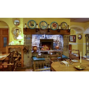 2 restaurants; lunch and dinner served - Wynnstay Hotel (Machynlleth)