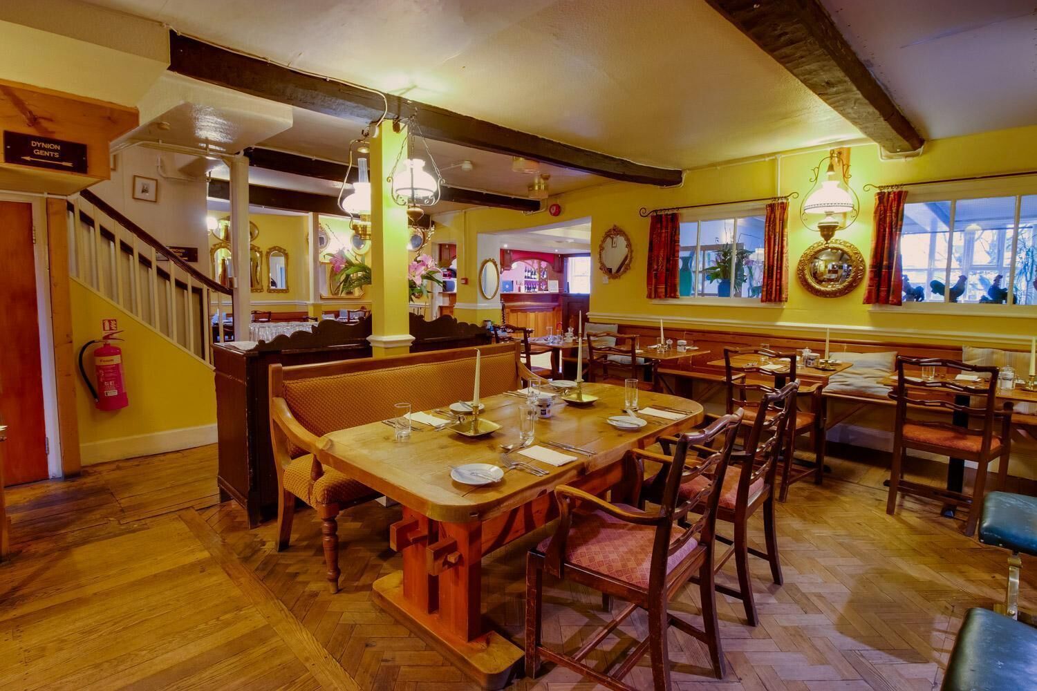 2 restaurants, lunch, dinner served; british cuisine