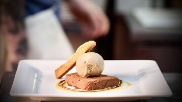 En dessert på en fyrkantig tallrik med en suddig bakgrund.