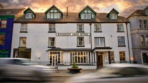A hotel with a sign reading 'WYNNSTAY ARMS HOTEL,' featuring a traditional architectural style with multiple windows and a prominent entrance. - Wynnstay Hotel (Machynlleth)