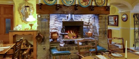 2 restaurants, lunch, dinner served; British cuisine