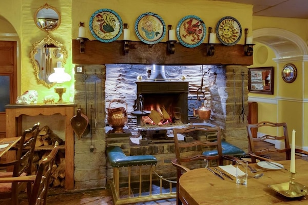 2 restaurants; lunch and dinner served