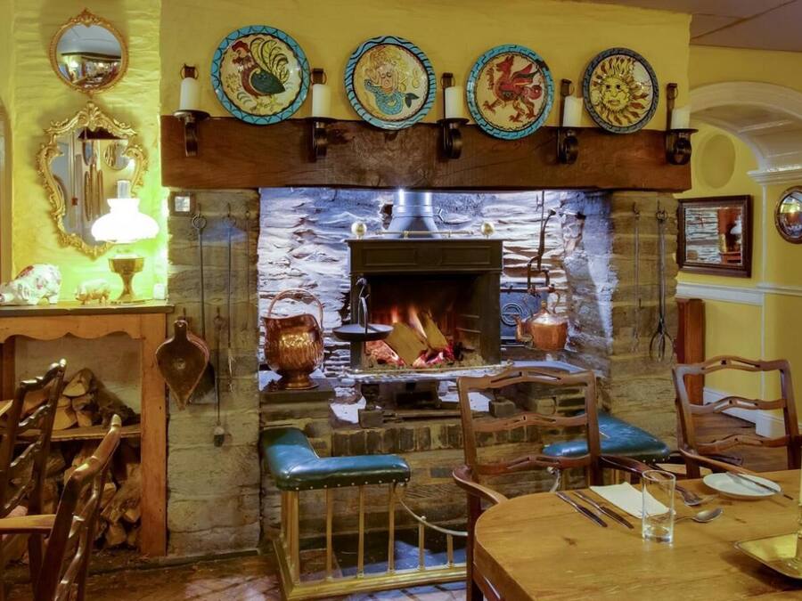 2 restaurants, lunch, dinner served; British cuisine