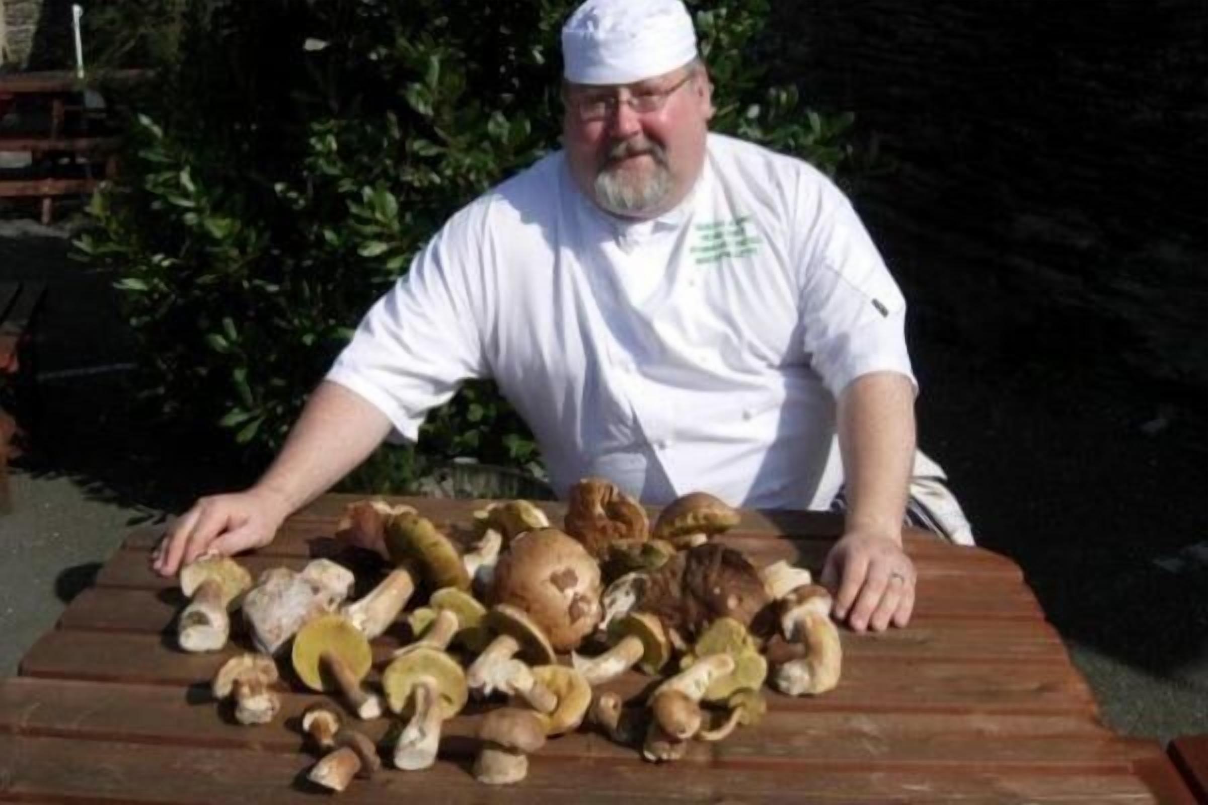 2 restaurants, lunch, dinner served; british cuisine