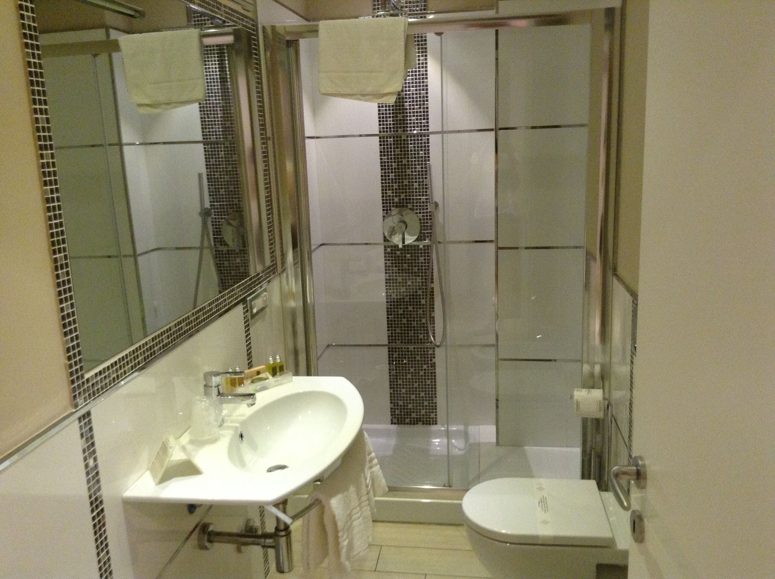 comfort double room, 1 bedroom, patio, ground floor | bathroom | shower, free toiletries, hair dryer, towels