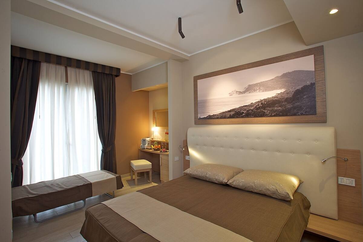 comfort double room, 1 bedroom, balcony, partial sea view | frette italian sheets, premium bedding, minibar, in-room safe