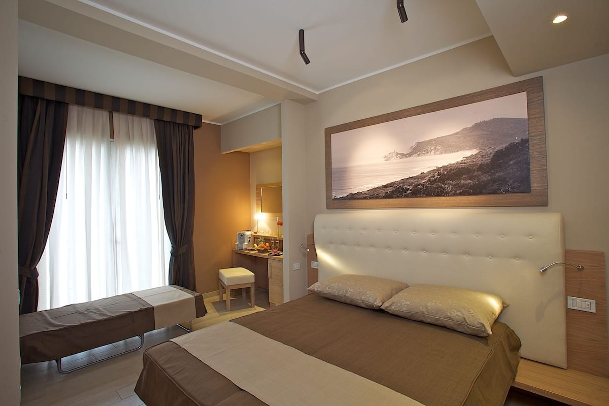 Kamar Double Comfort, 1 kamar tidur, balkon, pemandangan laut terbatas | 2 kamar tidur, seprai Frette Italia, seprai premium, dan minibar