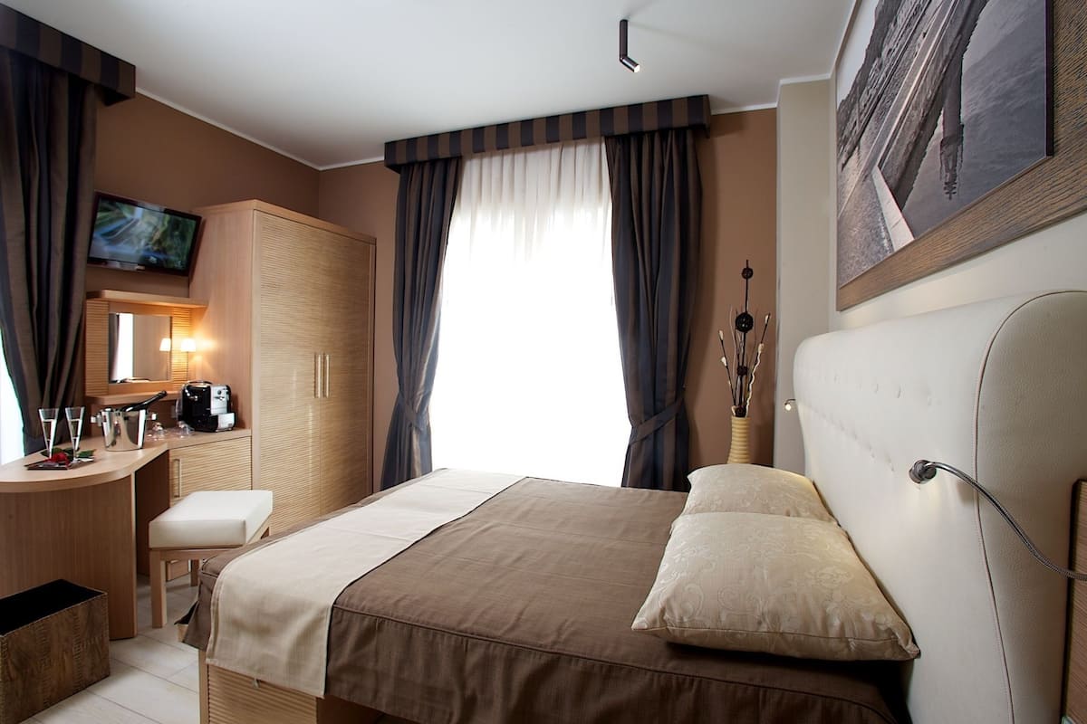 classic double room, 1 bedroom, balcony, hill view | frette italian sheets, premium bedding, minibar, in-room safe