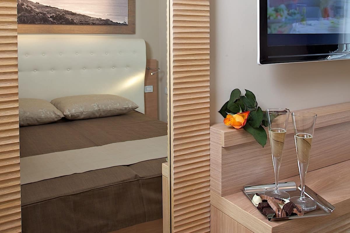 Junior Suite, Kitchenette, Hill View | Frette Italian sheets, premium bedding, minibar, in-room safe
