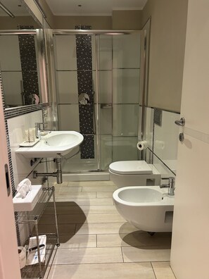Comfort tweepersoonskamer, 1 slaapkamer, patio, op benedenverdieping | Badkamer | Een douche, gratis toiletartikelen, een haardroger, handdoeken