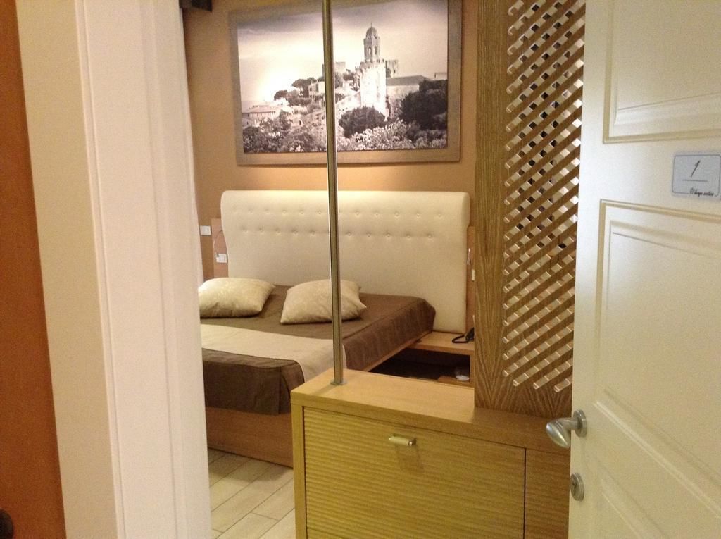 comfort double room, 1 bedroom, balcony, partial sea view | frette italian sheets, premium bedding, minibar, in-room safe