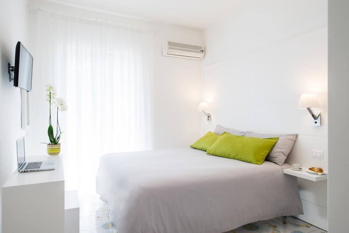 Minibar, caja fuerte, escritorio y sistema de insonorización