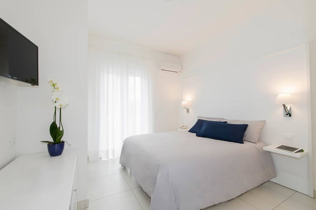 Minibar, caja fuerte, escritorio y sistema de insonorización