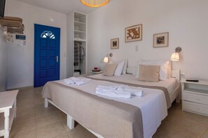 Habitación con 1 cama doble o 2 individuales, vistas parciales al mar, planta baja | Ropa de cama hipoalergénica, caja fuerte, sistema de insonorización